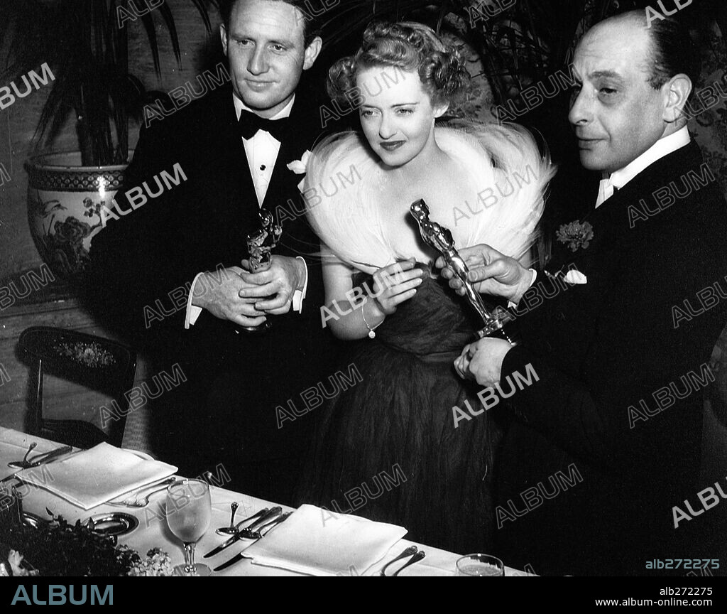 BETTE DAVIS, CEDRIC HARDWICKE et SPENCER TRACY. 11th Annual Academy Awards / 1939. 
Cedric Hardwick with Bette Davis, winner of the best actress award for "Jezebel". Spencer Tracy best actor for "Boys Town". 1939