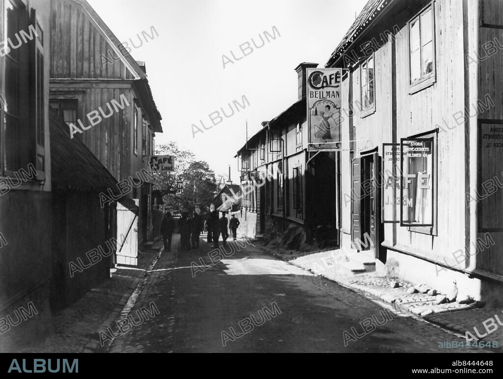 STOCKHOLM 1906.. Orig. bildtext... LÅNGA GATAN DJURGÅRDEN Anm. Café Bellman Stora Bryggeriets Pilsner Öl Café Linné Skyltar sites: DJURGÅRDEN;STOCKHOLM;SVERIGE.
