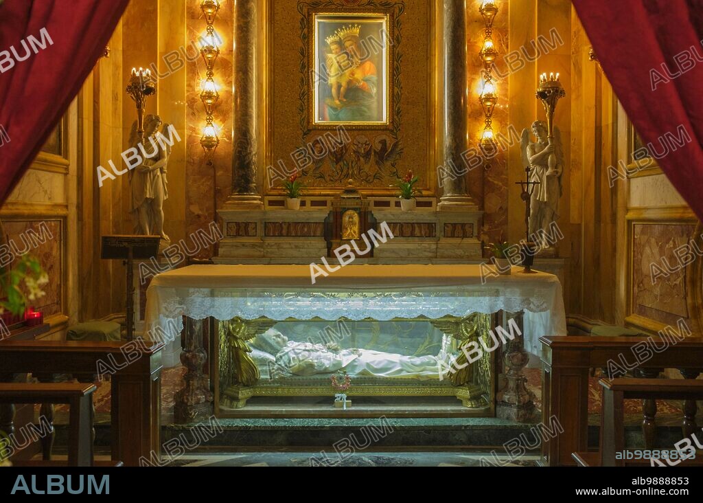 Italy: The shrine of the Christian Mystic Blessed Anna Maria Taigi, San Crisogono (Basilica di San Crisogono), Piazza Sidney Sonnino, Rome. The Basilica di San Crisogono is dedicated to the martyr Saint Chrysogonus and was originally built in the 4th century under the auspices of Pope Sylvester (285 - 335). Anna Maria Taigi (1769 - 1837), born Anna Maria Giannetti, was an Italian Roman Catholic professed member from the Secular Trinitarians. Taigi experienced a series of ecstasies during her life and was reported to have heard the voices of God and Jesus Christ on several occasions.
