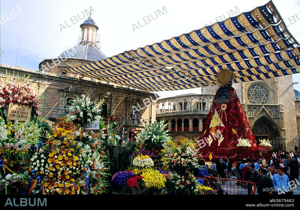 Fallas; ofrenda floral a la Virgen de los Desamparados.
