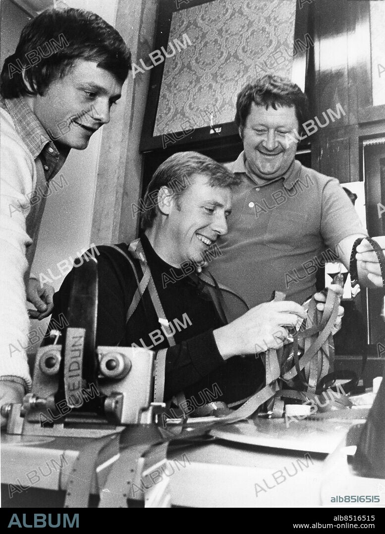 GÖTEBORG 1973-09-29 . Tipsextra i SVT. Fredrik Belfrage, Leif Larsson och Lars-Gunnar Björklund redigerar och klipper film med intervjuer med spelare i engelska ligan i fotboll . Foto: Sören Karlson / Expressen / TT / kod 28. ** OUT AFTONBLADET SE **.