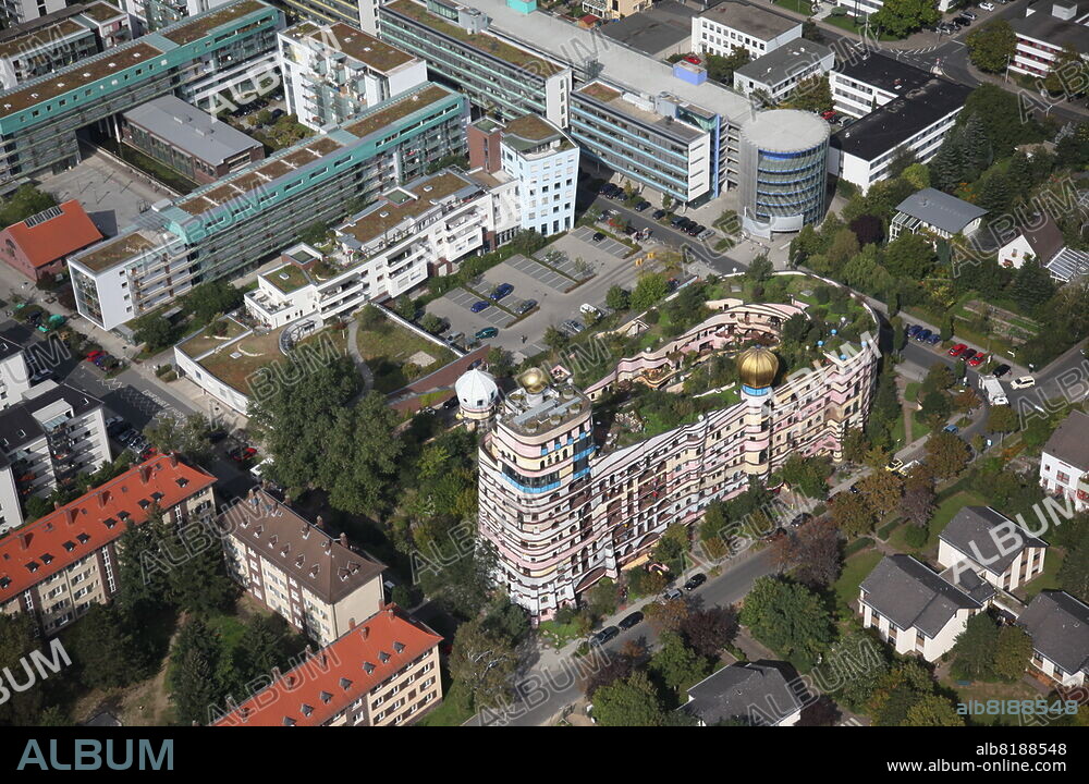 DARMSTADT 23.09.2011 Das Wohnhaus Waldspirale ist der Name eines Wohnkomplexes in Darmstadt. Das im Jahr 2000 fertiggestellte Gebäude wurde vom Wiener Künstler Friedensreich Hundertwasser gestaltet und vom Architekten Heinz M. Springmann geplant und ausgeführt. NUR FÜR REDAKTIONELLE NUTZUNG !.