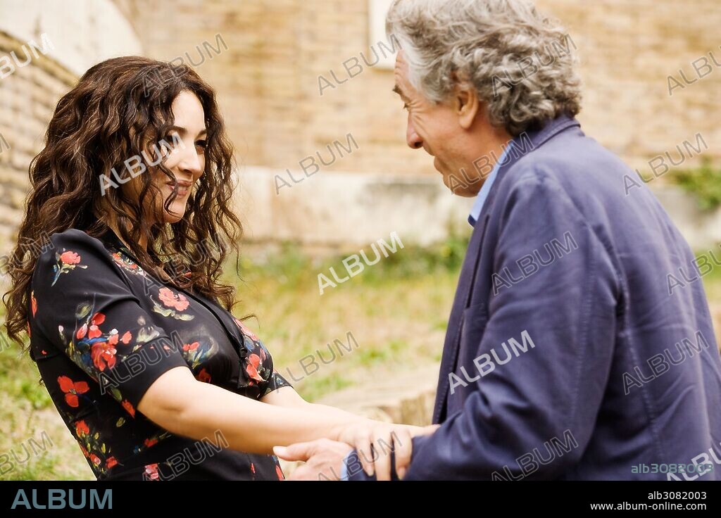 MONICA BELLUCCI y ROBERT DE NIRO en MANUALE D'AMORE 3: LAS EDADES DEL AMOR, 2011 (MANUALE D'AM3RE). Copyright FILMAURO.