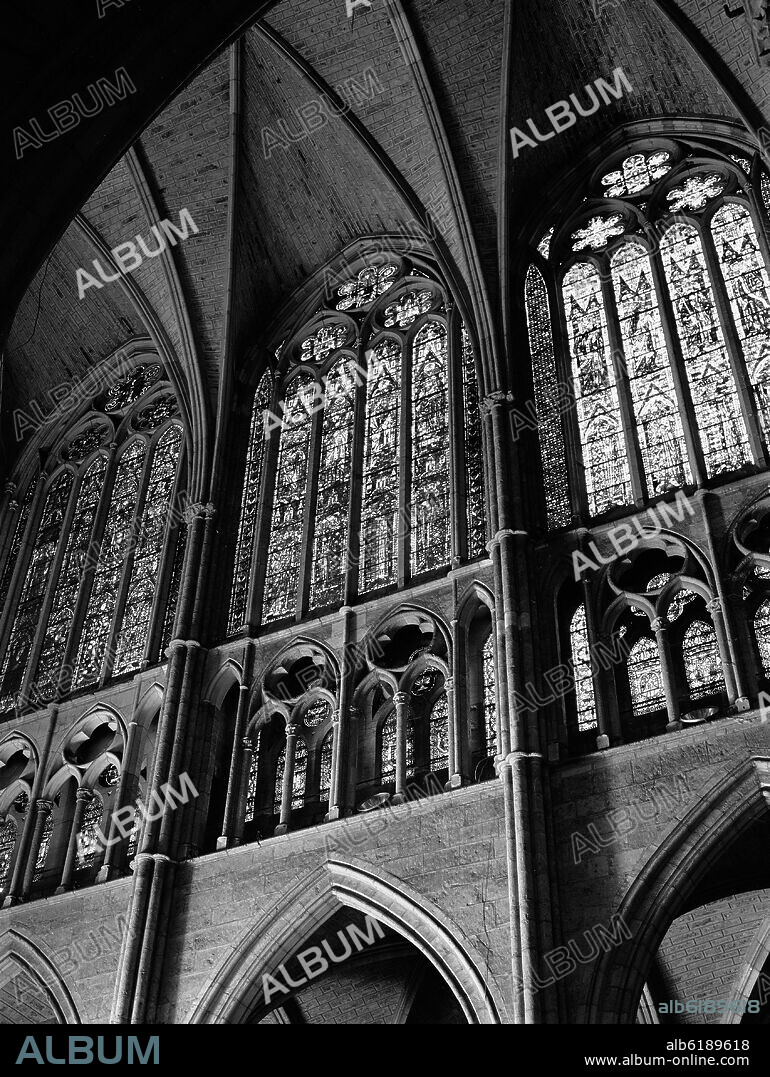 INTERIOR - VIDRIERAS DE LA CATEDRAL DE LEON - SIGLO XIII - GOTICO ESPAÑOL - FOTOGRAFIA EN BLANCO Y NEGRO - AÑOS 60.