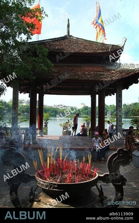 Hanoi (Vietnam), Jadeberg-Insel im Hoan-Kiem-See, Den Ngoc Son Tempel-Jadeberg-Tempel (Schutzgeisttempel, erbaut im 18.Jh.).-Gefäß für Weihrauchopfer.-Foto, undat.