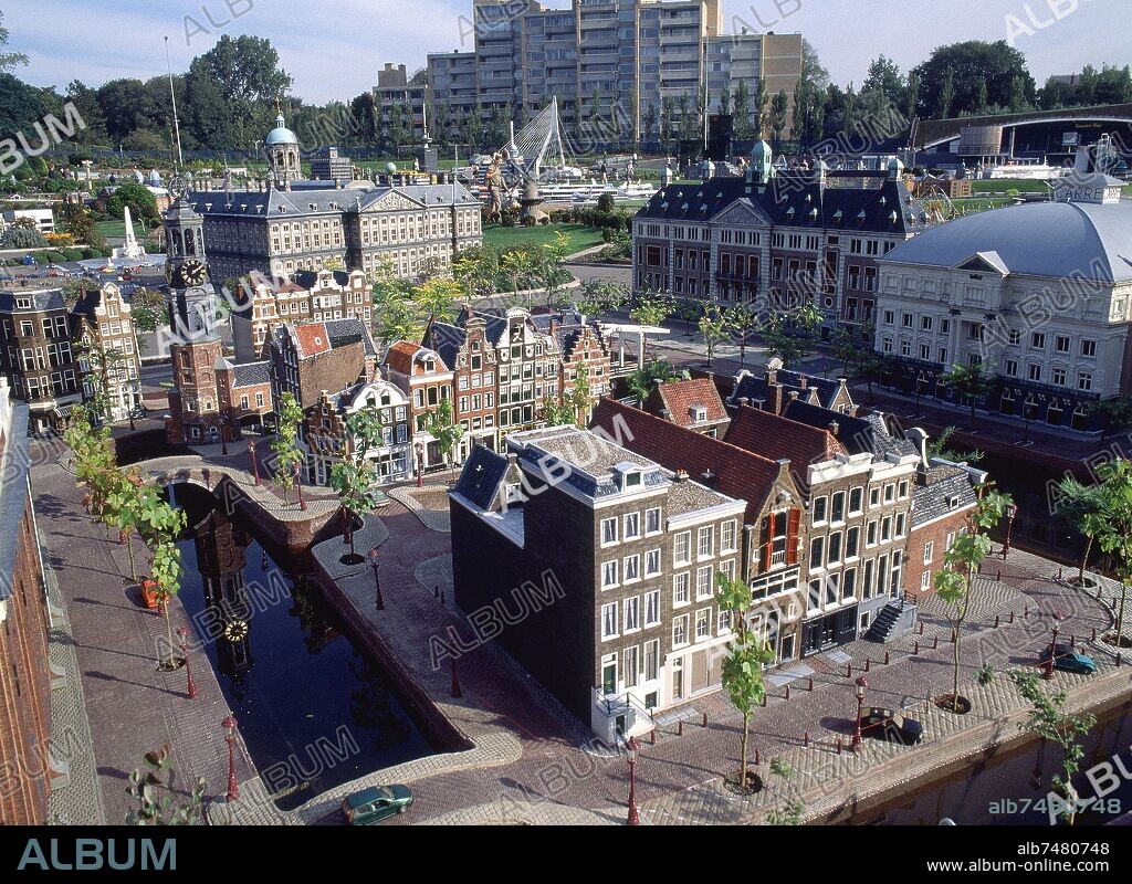 MAQUETA A ESCALA 1:25 DE LA CASA DE ANNE FRANK EN AMSTERDAM.