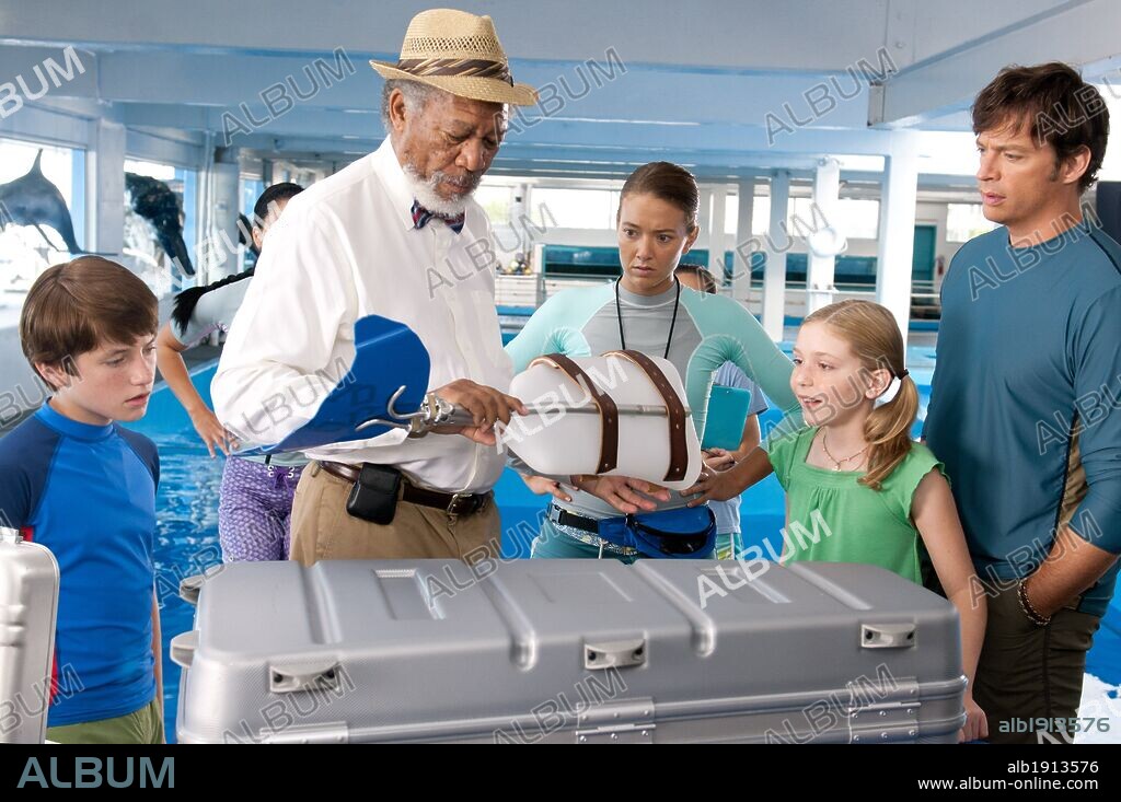 AUSTIN HIGHSMITH, COZI ZUEHLSDORFF, HARRY CONNICK JR., MORGAN FREEMAN et NATHAN GAMBLE dans DOLPHIN TALE, 2011, réalisé par CHARLES MARTIN SMITH. Copyright ALCON ENTERTAIMENT.