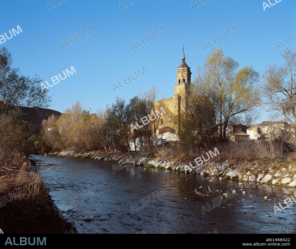 LA RIOJA. MURILLO DE RIO LEZA. Vista parcial de la población, situada al pie de los RIOS LEZA y JUBERA. Al fondo, la IGLESIA DE SAN ESTEBAN. Comarca de La Rioja Baja. España.