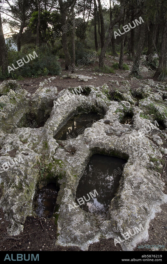 Olérdola (conjunto monumental); tumbas antropomorficas / necrópolis antropomorfa del Pla Dels Albats.