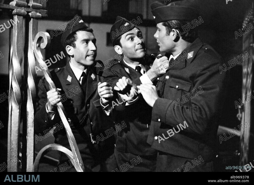 JOSE SACRISTAN en NO LE BUSQUES TRES PIES.. ., 1968, dirigida por PEDRO LAZAGA. Copyright FILMAYER.