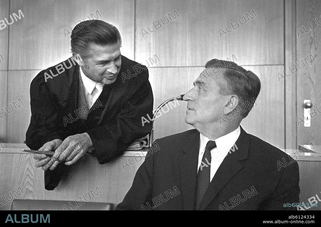 Der Angeklagte Bruno Beger (r) mit seinem Verteidiger, Rechtsanwalt Fritz Steinacker, vor der Urteilsverkündung. Wegen Beihilfe zum gemeinschaftlich begangenen Mord an 86 Menschen hat ein Frankfurter Schwurgericht am 06.04.1971 den ehemaligen SS-Anthropologen Bruno Beger (59) aus Frankfurt zu drei Jahren Freiheitsstrafe verurteilt. Beger hatte im Auftrag der Forschungsgemeinschaft Deutsches Ahnenerbe 1943 im KZ Ausschwitz Häftlinge anthropologisch untersucht und vermessen, ehe sie ins KZ Natzweiler-Struthof verlegt und dort ermordet wurden. Foto: Manfred Rehm +++(c) dpa - Report+++. 06/04/1971