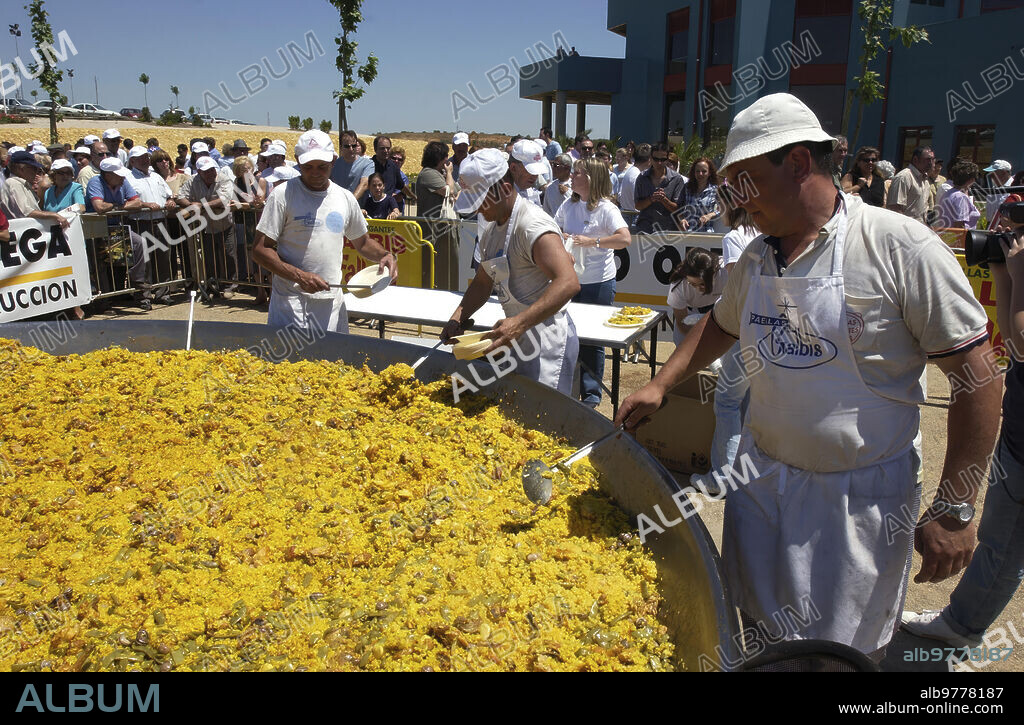 10 mayo 2003. J. M. Serrano. 10. 5. 03. Sevilla. Paella gigante en el hipódromo de dos Hermanas.