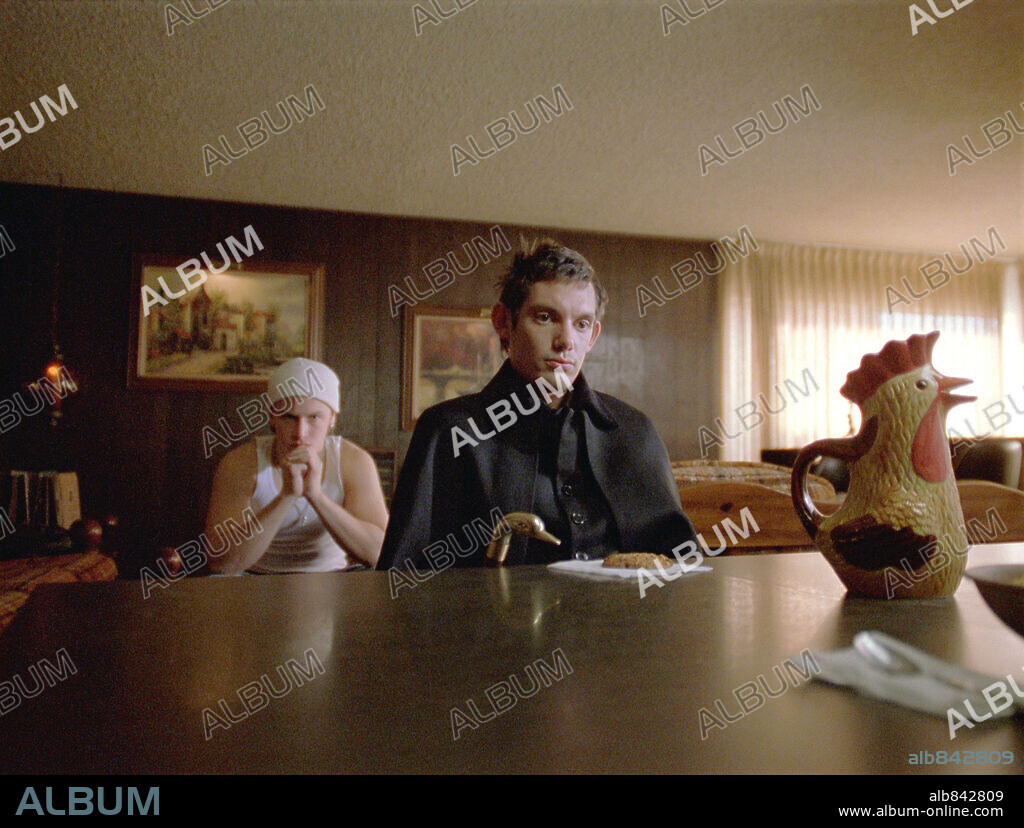 LUKAS HAAS and NOAH FLEISS in BRICK, 2005, directed by RIAN JOHNSON. Copyright BERGMAN LUSTIG PRODUCTIONS / YEDLIN, STEVE.