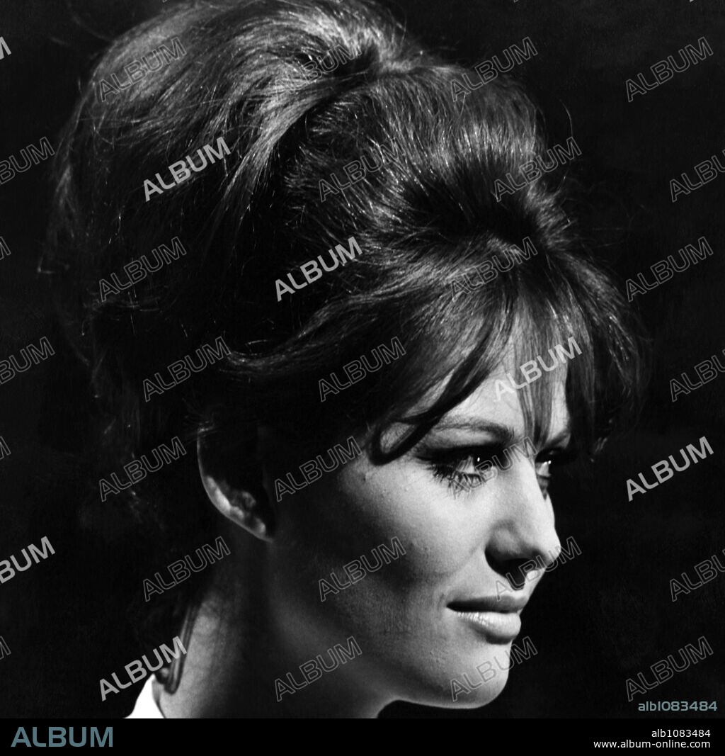 CLAUDIA CARDINALE in FEDERICO FELLINI'S 8 1/2, 1963 (8 1/2), directed by FEDERICO FELLINI. Copyright CINERIZ.