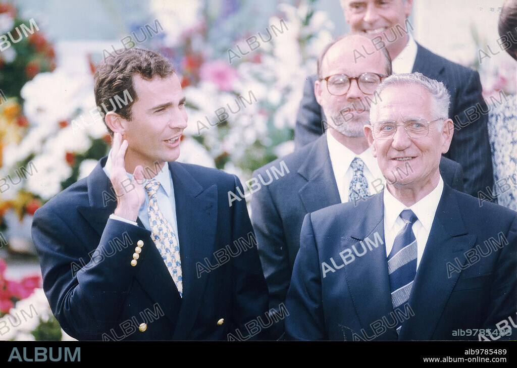 Madrid, 03/05/1997. Ceremonia de petición de mano entre la Infanta Cristina e Iñaki Urdangarín en el Palacio de la Zarzuela. En la imagen, el Príncipe Felipe se hace el sordo ante las preguntas sobre su futuro matrimonia.