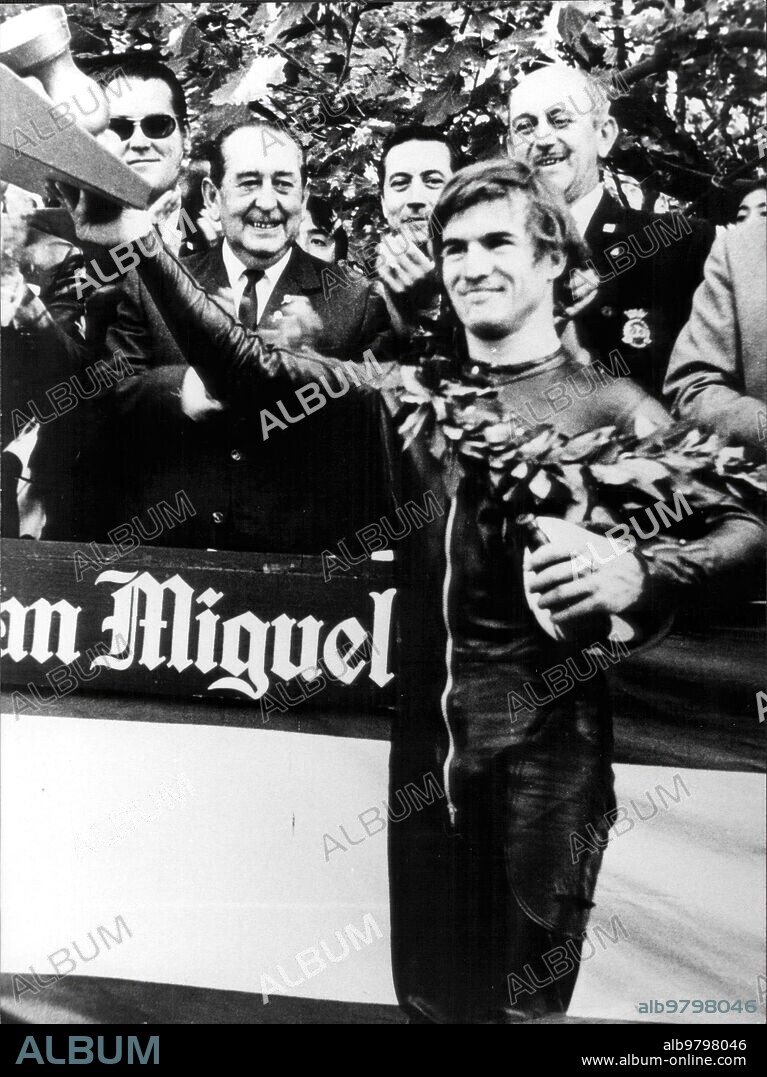 12 octubre 1968. Santi Herrero, vencedor del premio internacional de Motociclismo "Fiestas del Pilar" Disputado en el circuito del parque primo de Rivera de Zaragoza.