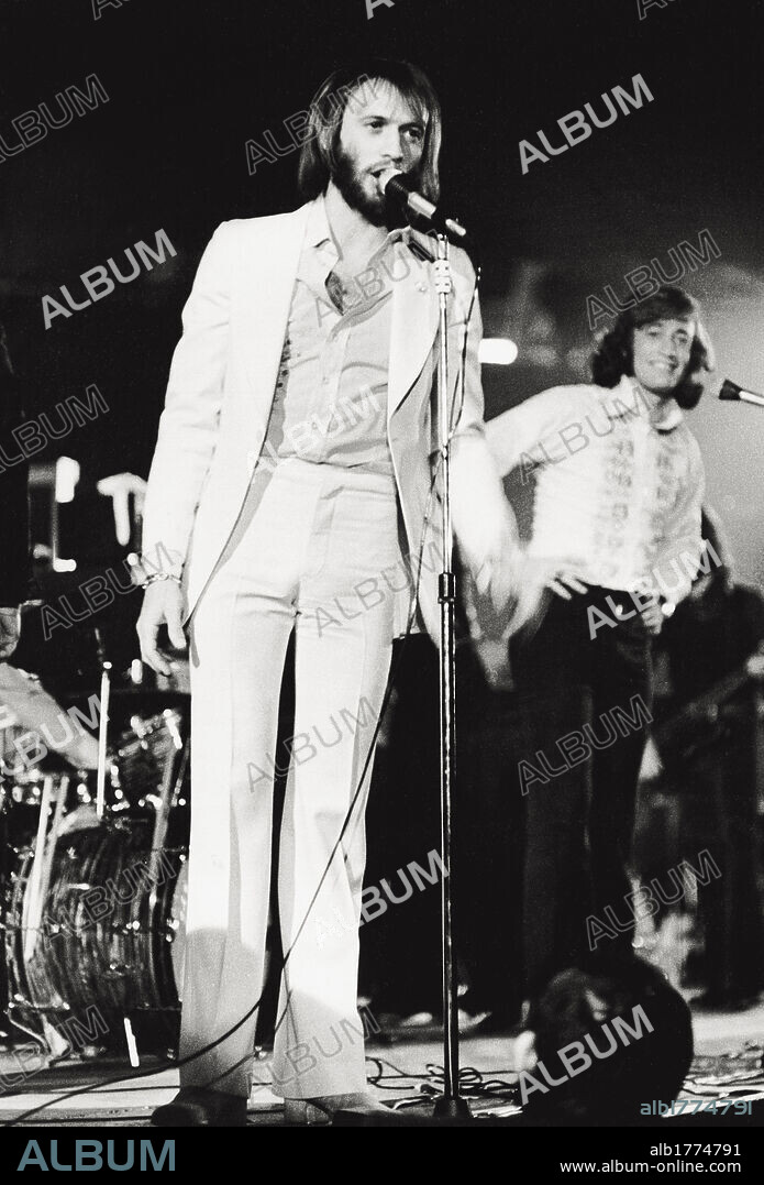 Robin and Barry Gibb during a concert. The Bee Gees band during a concert. English brothers and musicians Robin and Maurice Gibb are singing together. Rome, 1970s.