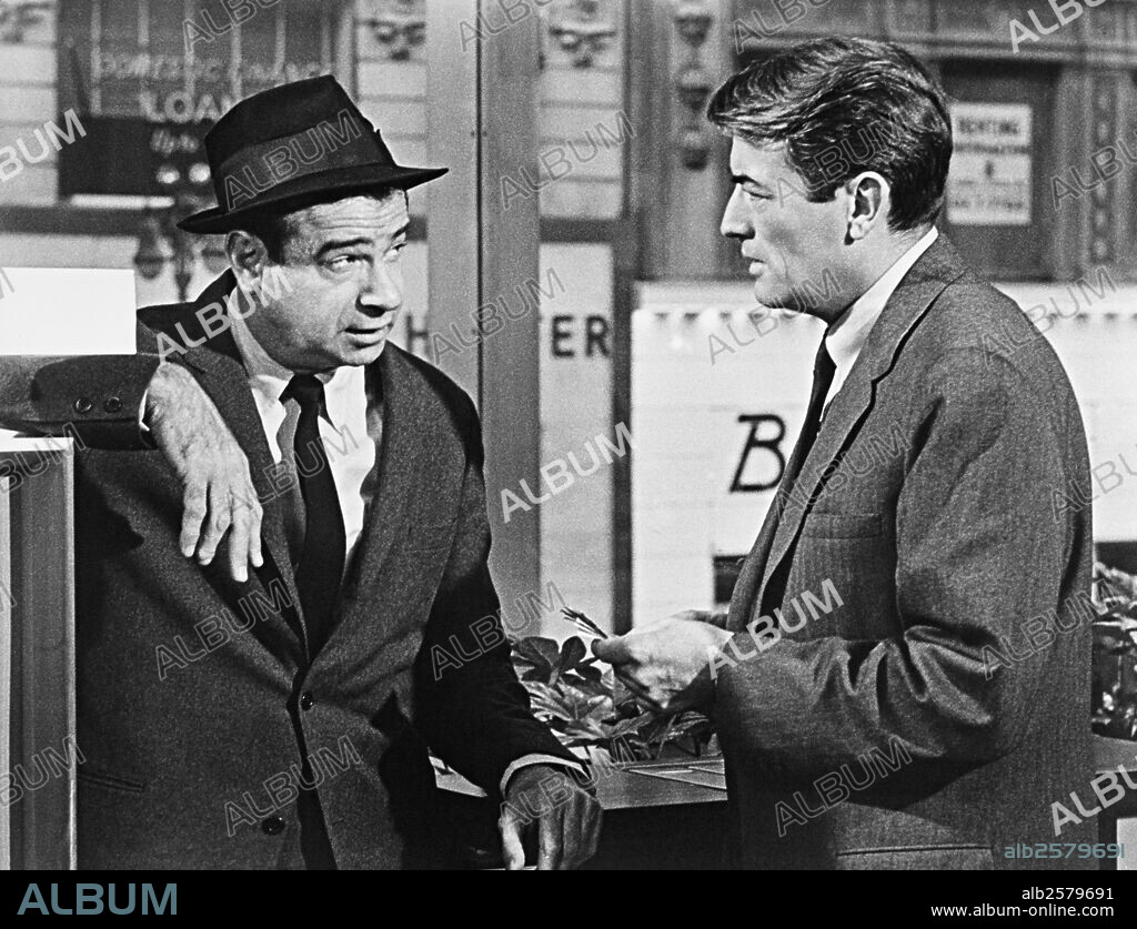 GREGORY PECK y WALTER MATTHAU en ESPEJISMO, 1965 (MIRAGE), dirigida por EDWARD DMYTRYK. Copyright UNIVERSAL INTERNATIONAL.
