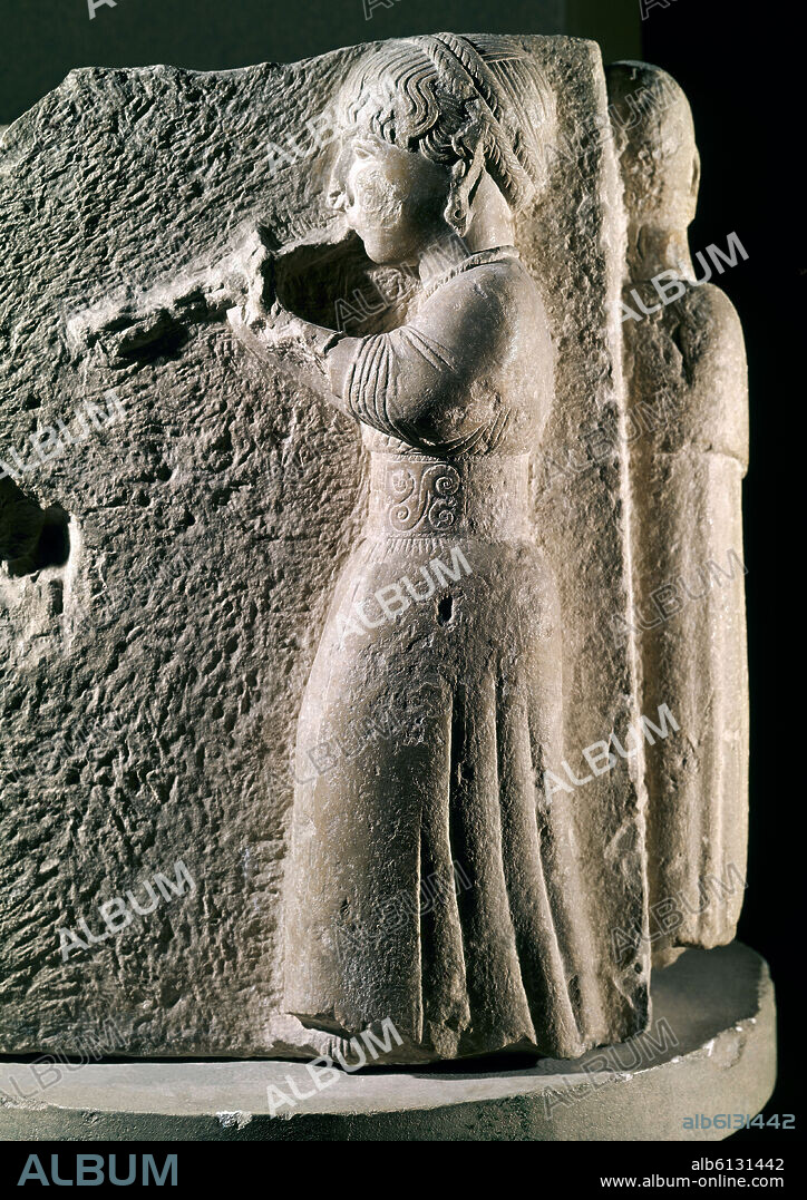 RELIEVE DE ESQUINA CON TAÑEDORA DE FLAUTA - OSUNA (SEVILLA) - ESCULTURA IBERICA - S III-II AC.