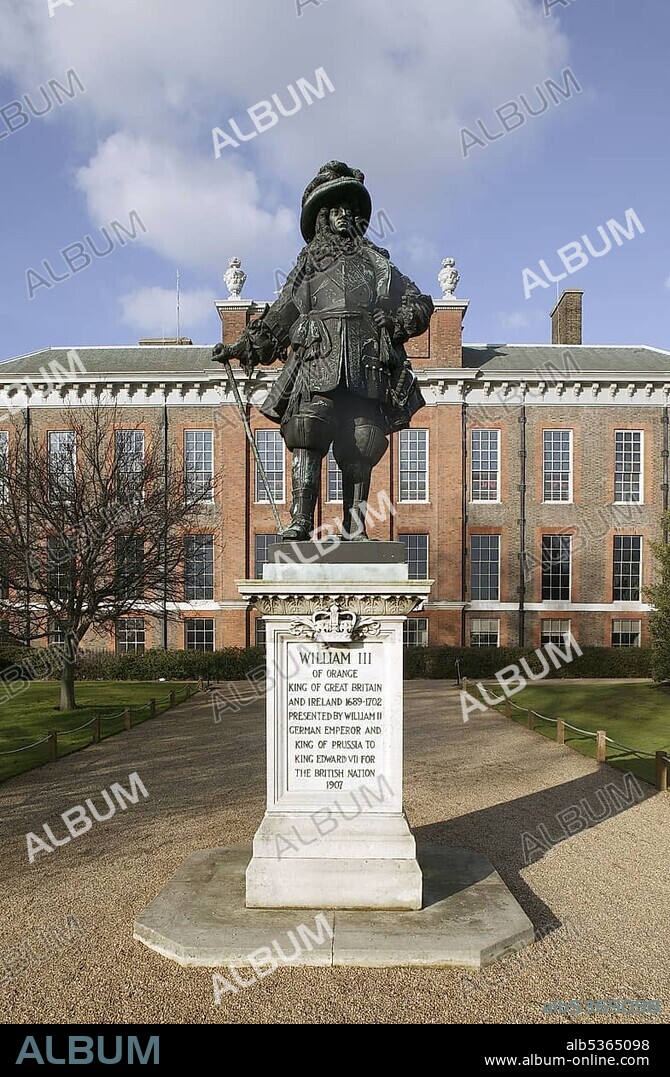 Statue of William III. in front of Kensington Palace in London, England, Great Britain, Europe.