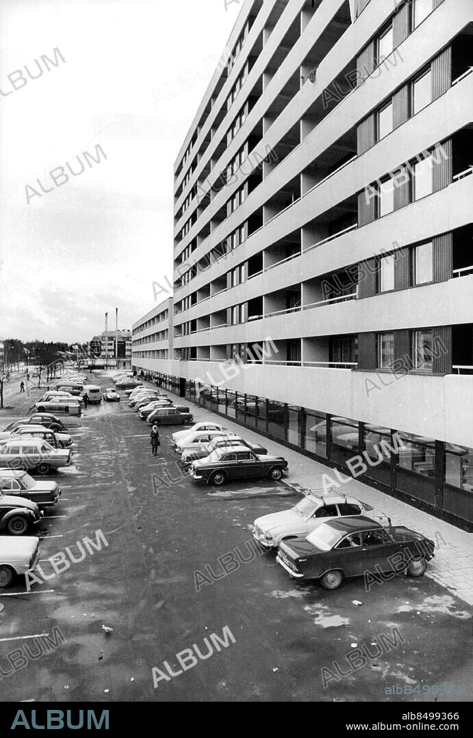 Stockholm 1971-01-01. Bilparkering vid flerfamiljshus i Sollentuna centrum . Foto: SvD / TT / kod 12014.