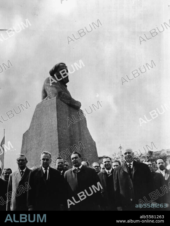 Sowjetunion / Moskau 5. Mai 1968:. Kranzniederlegung am Denkmal von Karl Marx auf dem Swerdlow-Platz, anläßlich seines Geburtstages. Vor dem Denkmal, v. l. n. r.: M. Suslow (ZK-Sekretär KPdSU), Ministerpräsident Kossygin, L. Breschnew (Generalsekretär KPdSU) und Staatsoberhaupt N.Podgorny. Foto.