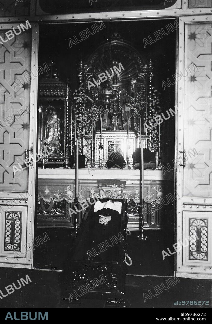 20 febrero 1941. Córdoba. La muerte del famoso torero Rafael Guerra Guerrita. En la capilla ardiente de su casa aparece el cadáver, cubierta la cabeza con vendas para tapar las partes carcomidas por el mal que le ha quitado la vida.