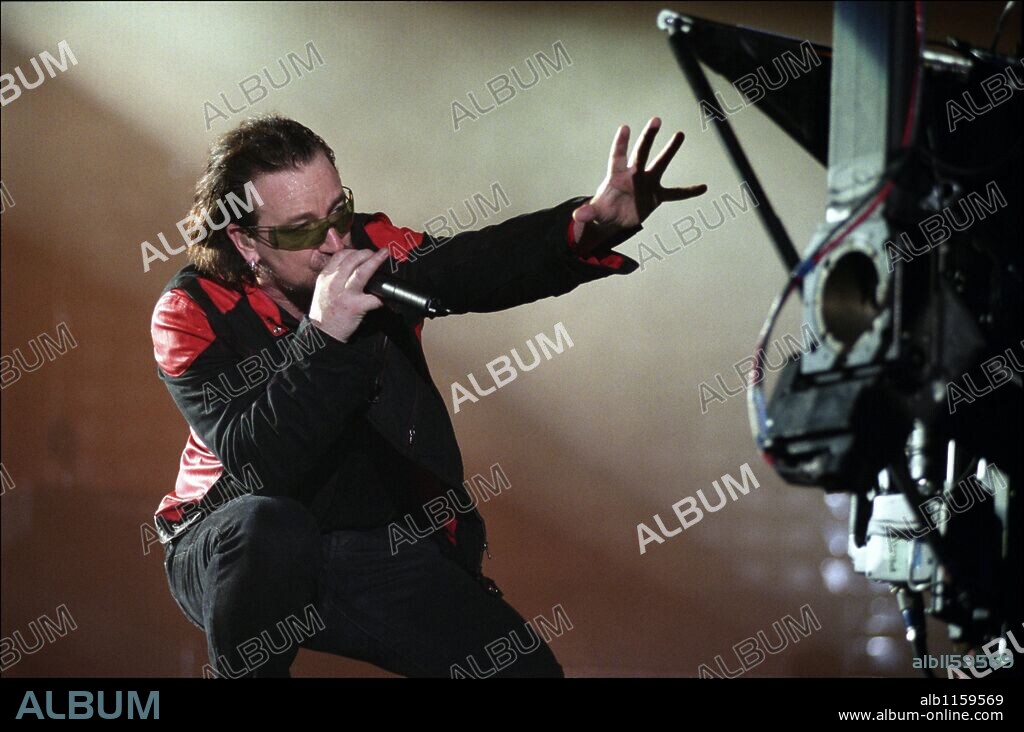 BONO dans U2 3D, 2007, réalisé par CATHERINE OWENS et MARK PELLINGTON. Copyright 3ality digital entertainment.