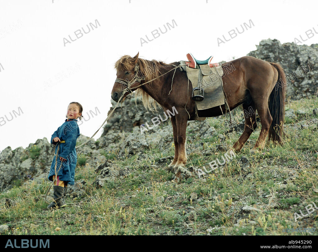NANSAL BATCHULUUN in CAVE OF THE YELLOW DOG, 2005 (DIE HOHLE DES GELBEN HUNDES), directed by BYAMBASUREN DAVAA. Copyright SCHESCH FILMPRODUKTION.