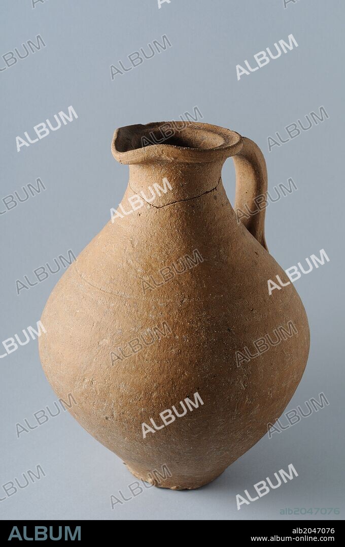 Jarra de cerámica comun de un asa .Alto 20 cm Ancho 17 cm Borde 7 , 5 cm Base 6 cm  Peso 835 , 3 gramos ( Siglo I - III d . C ) Epoca romana procedente de la " Casa de los Grifos " - Yacimiento arqueológico de Complutum en Alcalá de Henares ( Madrid ). ESPAÑA .
