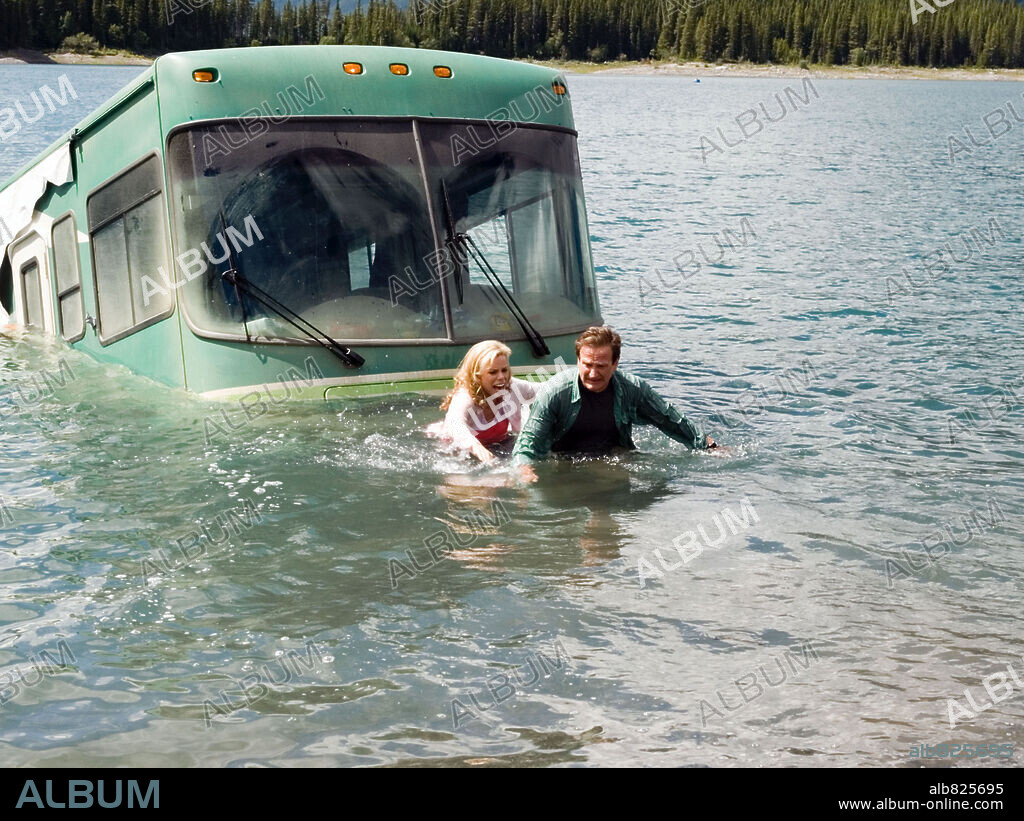 CHERYL HINES and ROBIN WILLIAMS in R. V., 2006, directed by BARRY SONNENFELD. Copyright COLUMBIA PICTURES / LEDERER, JOE.