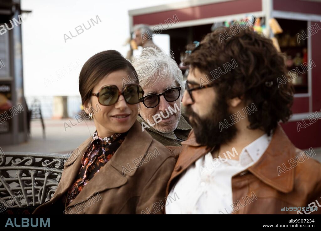 CAROLINA YUSTE, DAVID TRUEBA y DAVID VERDAGUER en SABEN AQUELL, dirigida por DAVID TRUEBA. Copyright Atresmedia Cine Atresmedia HBO Max Ikiru Films Institut Català de les Empreses Culturals (ICEC) Movistar+ Televisió de Catalunya (TV3) Terraza Films, La.