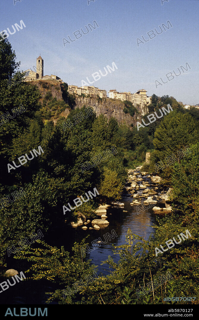 Castellfollit de la Roca, Ter river and "hanging" houses (La Garrotxa).