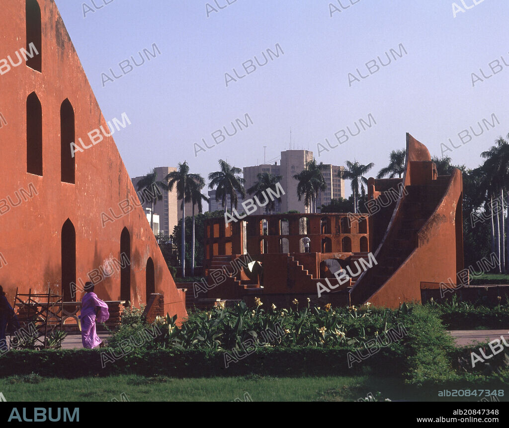 MAHARAGA SAWAI JAI SINGH (1681-1743) JAI SINGH II. OBSERVATORIO ASTRONOMICO DE JANTAR MANTAR - S XVIII.