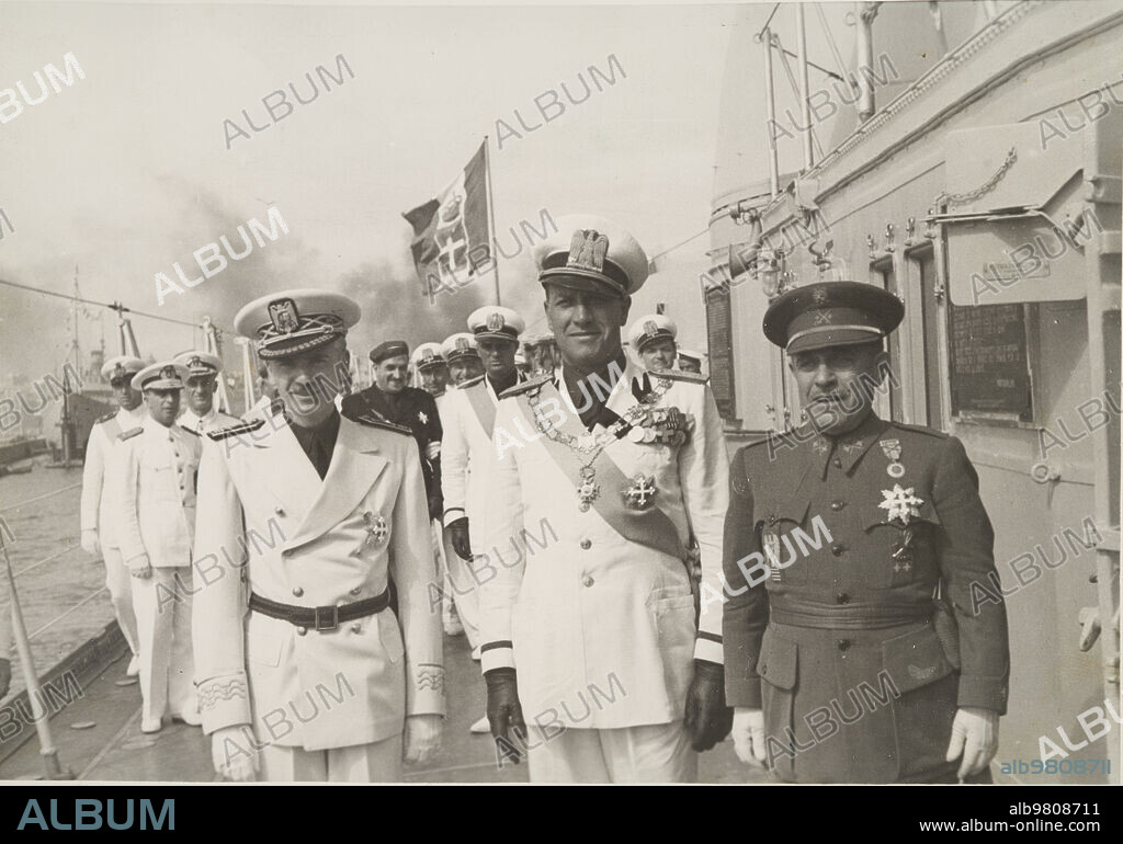 Barcelona, 10/07/1939. Viaje del Conde Ciano. Galeazzo Ciano y los ministros Conde de Jordana y Ramón Serrano Suñer, en la cubierta del «Eugenio di Savoia», en el momento de ponerse a desembarcar en el puerto de Barcelona.