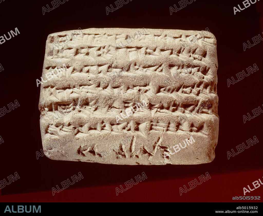 A clay tablet with a cuneiform inscription and an Aramaic caption. The text is a charter from Sippar with a claim of 15 shekels of silver, charged to a certain Bel-iddina son of Nabu-etir-napsjati, from the 29th year of King Darius king of Babylon and king of the countries (492 BC .). On the lower edge of the tablet is a caption, in cursive Aramaic writing engraved in the clay, with the words Van bel-iddina son of Napahai, that is, the name of the debtor. The gradual introduction of Aramaic as a language of speech and writing in Mesopotamia, from the 9th century BC, led, especially in Persian times, in certain circles, to tablets for rapid identification by writers.