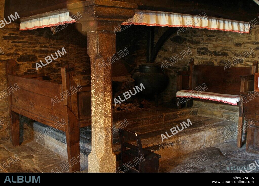 Dombodán / Arzua; restaurante "Casa Brandariz"; antiguos cocina rústica con chimenea / fogón.