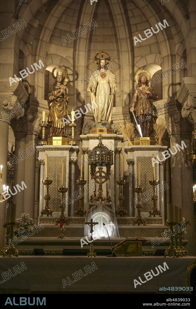 Madrid, Comunidad de Madrid, Spain, Europe.. Calle Mayor, Crypt of the Cathedral of Almudena. The high altar in the crypt.
