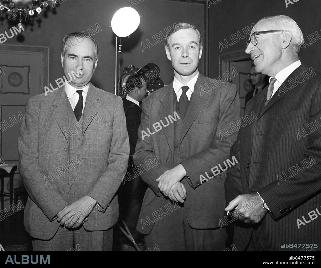 STOCKHOLM 1963-12-06. 1963 års Nobelpristagere i fysiologi eller medicin Alan Hodgkin flankerad av sina medpristagare Andrew Huxley t.v. och Sir John Eccles t.h. i Stockholm inför kommande Nobelfestligheterna.. Foto: Jan Collsiöö / TT Historical / Kod: 1902.