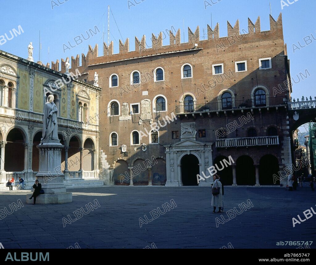 PLAZA DE LOS SEÑORES - ESTATUA DE DANTE Y EL PALACIO PODESTA - FOTO AÑOS 90 -.