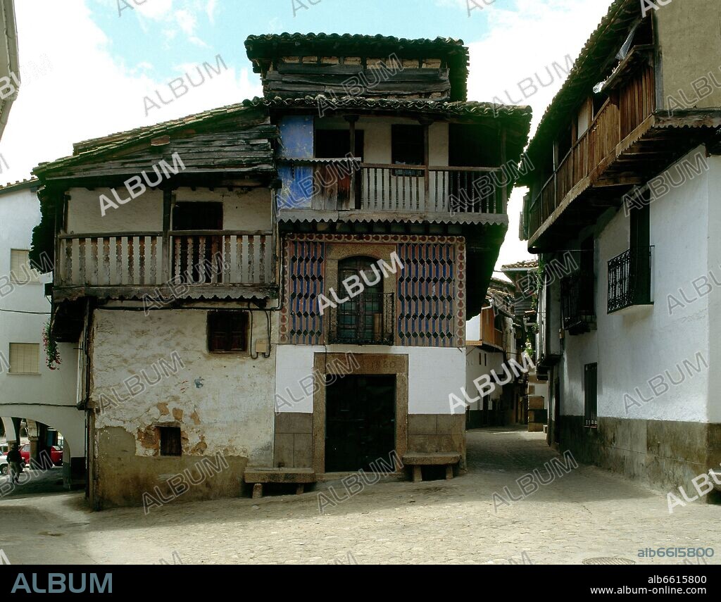 CASAS TIPICAS CON BALCONES DE MADERA.