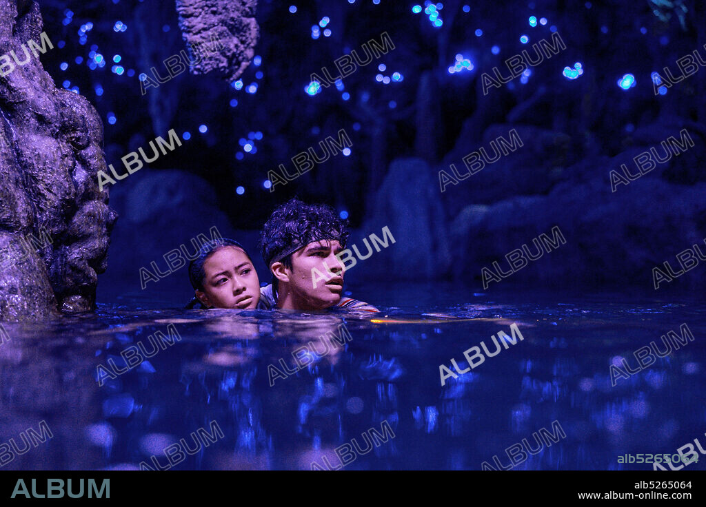 ALEX AIONO y KEA PEAHU en OHANA: EL TESORO DE HAWAI, 2021 (FINDING 'OHANA), dirigida por JUDE WENG.