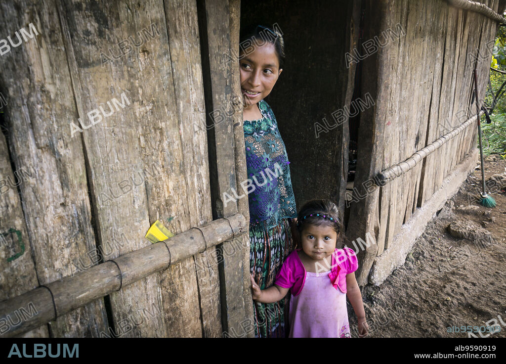 mujer Quiché y sus hijos, aldea Sanuch, Lancetillo, La Parroquia, zona Reyna, Quiche, Guatemala, Central America.