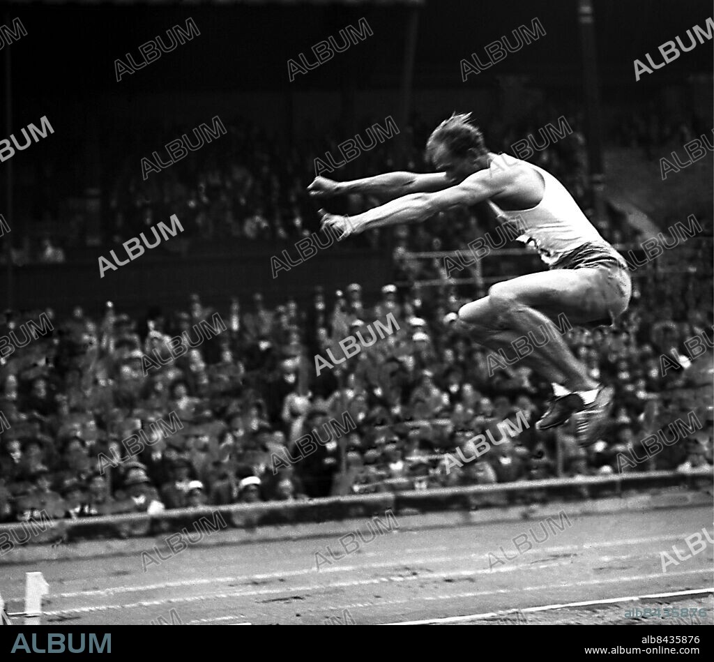 ARKIV 1934 . Trestegssegraren Erik Svensson i den klassisska friidrottslandskampen mellan Sverige och Tyskland som Sverige vann med 2/3:s poäng. Spänst-Svensson vann med resultatet 14.68.. Triple jump in International Sweden VS Germany 1934.. Foto: TT / Kod 1900.
