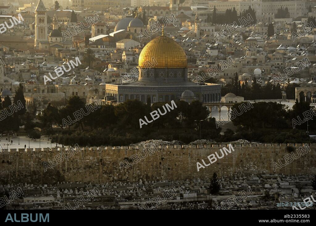 ISRAEL. JERUSALEN. MEZQUITA DE UMAR (Qubbat al-Sajra) o MEZQUITA DE LA CUPULA DE LA ROCA. Construida en el s. VII, con planta octogonal, cúpula sobre un tambor cilíndrico y el exterior decorado con mármoles de colores. Atardecer.