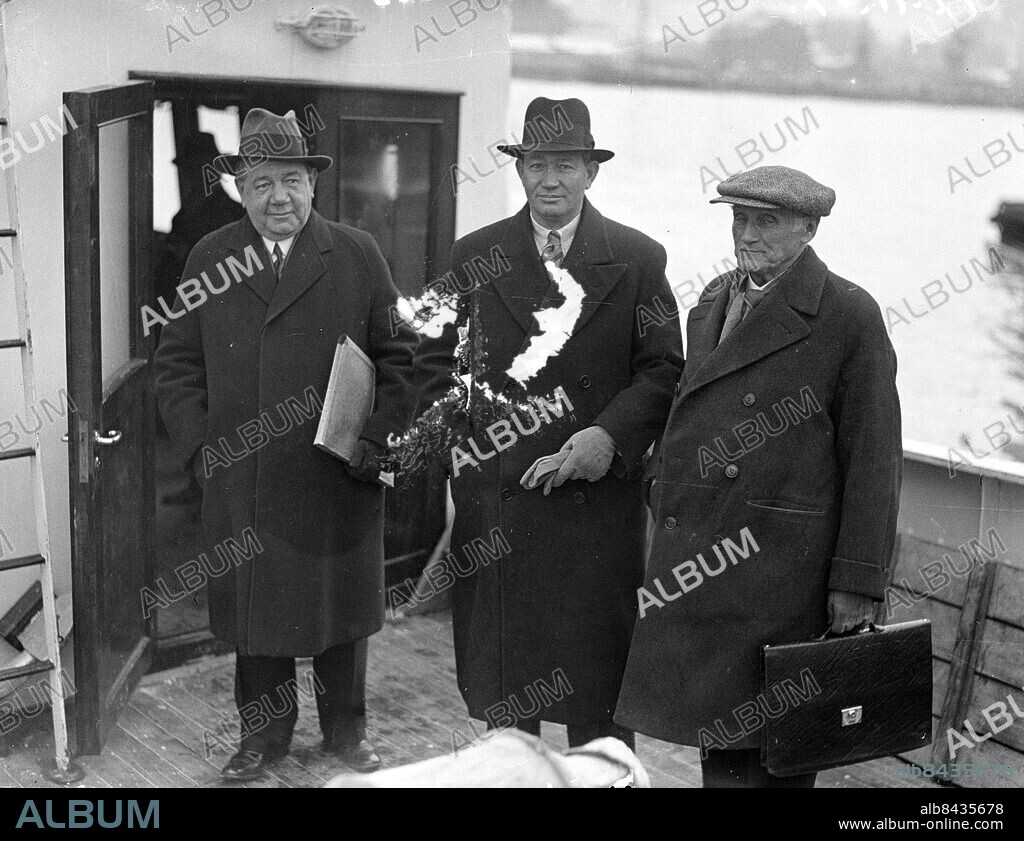 GÖTEBORG 1937-11-17.. Ombord på en färja finner vi Götaverkscheferna Ernst A. Hedén (tv) och Hugo Hammar (th) - i mitten handelsministern Per Edvin Sköld. Det har skett en leverans denna dag av fartyget M/f Chile. *** Local Caption *** GT Låda 1937-november-02 Foto: Kamerareportage / TT / Kod: 2524.