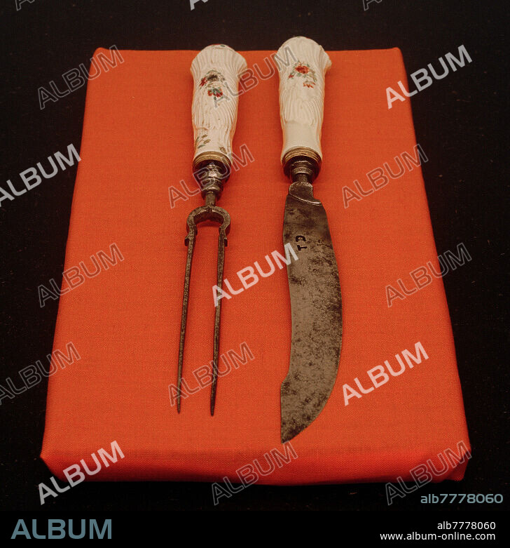 ANONYM. Tafelsitten / Eßgeschirr u. ä.:. Besteck. Messer und Gabel. Italienisch, 18. Jahrhundert. Porzellan, Silber, Eisen, Messer: 25,7 cm, Gabel: 23,6 cm. Aachen, Suermondt-Ludwig-Museum.