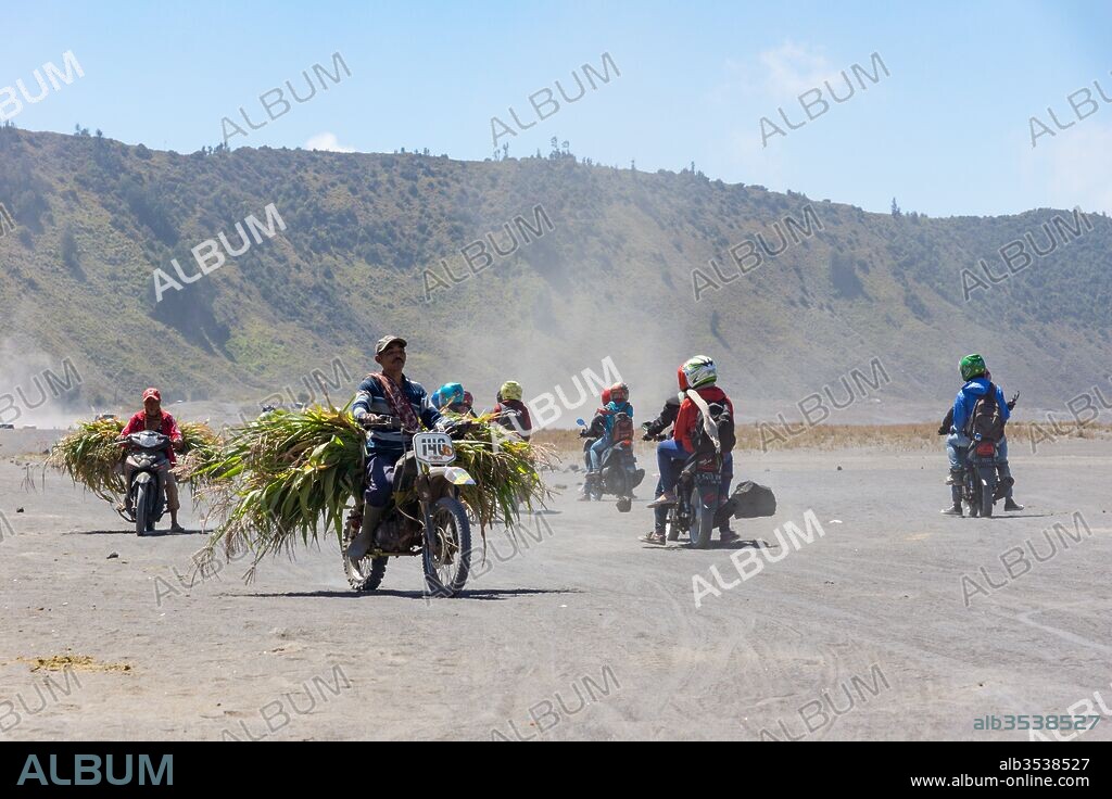Indonesia, Java Timur, Probolinggo, motorcycles are the new trucks, volcano Bromo. (Photo by: Wolfgang Schweitzer/Oneworld Picture/UIG).