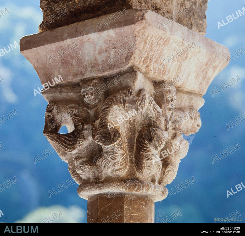 Capitel del claustro de la Abadía de Sant Martí del Canigó, fundada en el siglo XI en la localidad de Casteil, Francia.