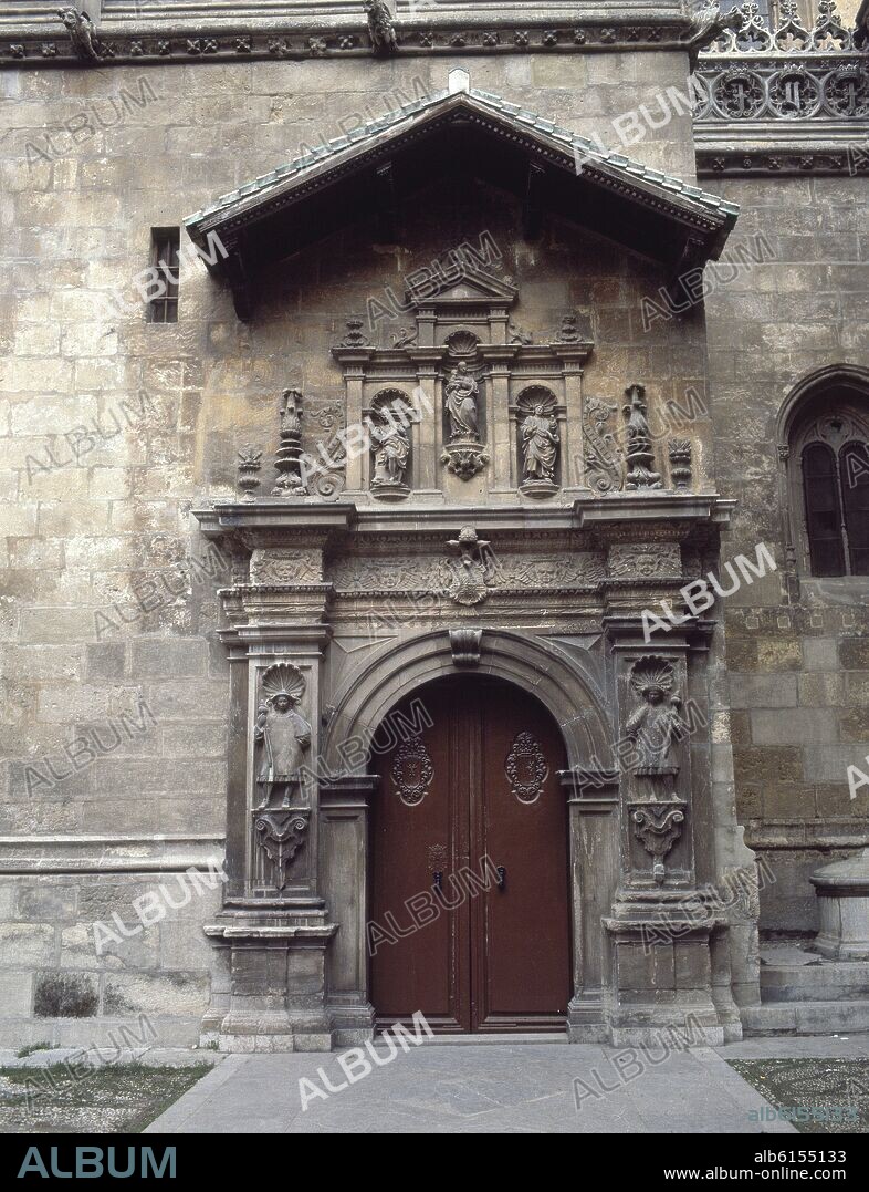 PORTADA DE LA CAPILLA REAL DE GRANADA DE LA CALLE OFICIOS - 1526 - REHECHA LA PARTE INFERIOR EN 1733 EN ESTILO BARROCO.